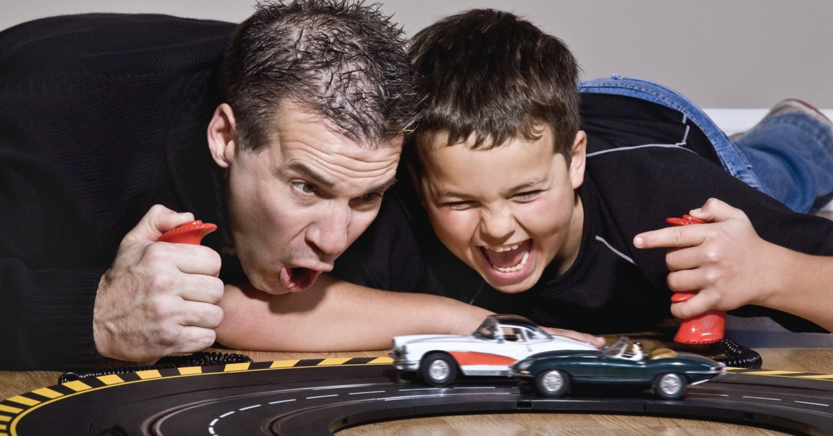 увлечение сына. маленький мальчик чинит машину. детям о папе. отец и сын. воспитание подростка.