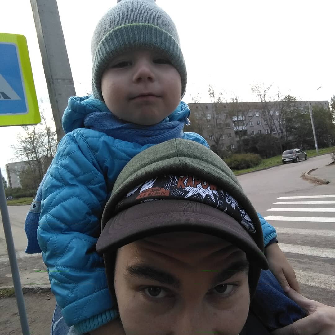 Везёт меня из садика, я пахал в саду, устал, заслужил! 