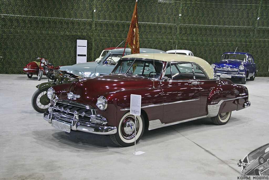 Классический «американец», 2-дверный хардтоп Chevrolet Bel Air. Машина 1951 модельного года; под капотом – 3,5-литровая бензиновая «шестерка», трансмиссия – автоматическая, на что прямо указывает шильдик Powerglide на багажнике