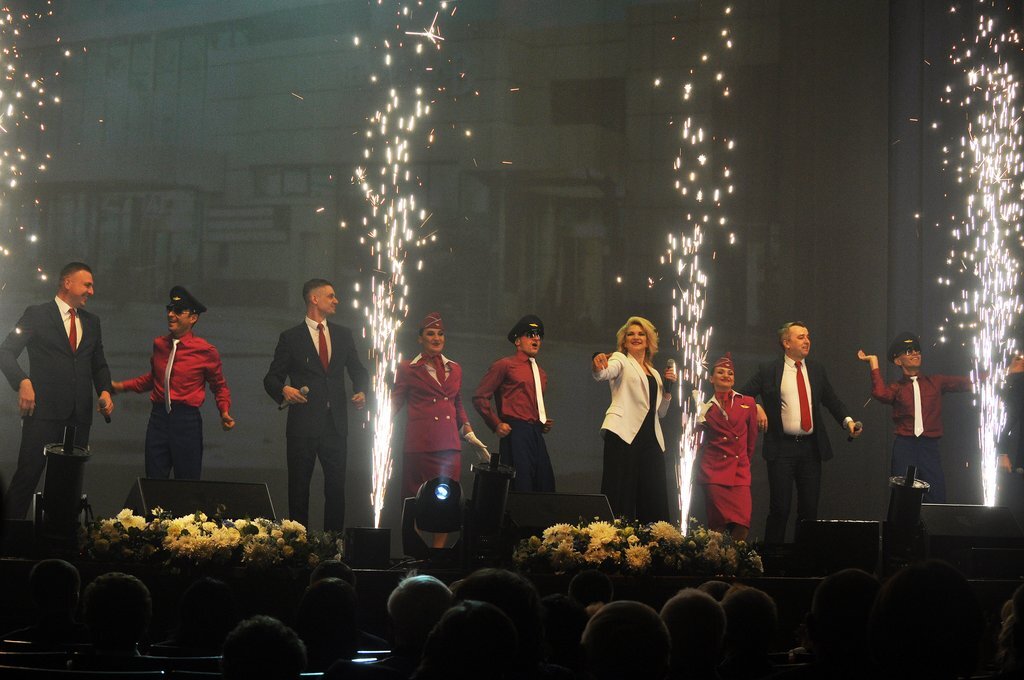  17 мая в Концертном зале состоялся праздничный концерт в честь 90-летия Омского аэропорта и награждение лучших работников грамотами и почетными знаками. За прошедшие десятилетия был пройден большой путь, и сегодня ОАО «Омский аэропорт» представляет собой современную компанию, которая гордится трудовыми династиями, чтит память о ветеранах, посвятивших свою жизнь авиации. История Омского авиапредприятия берет свое начало в далеком 1929 году, когда первые самолеты приступили к выполнению полетов на воздушной почтовой линии Москва-Иркутск. Юбилею аэропорта будет посвящен традицонный летний споттинг, который предположительно состоится в конце июля - начале августа. OmskSpottingClub был также приглашен на празднование знаменательной даты.   