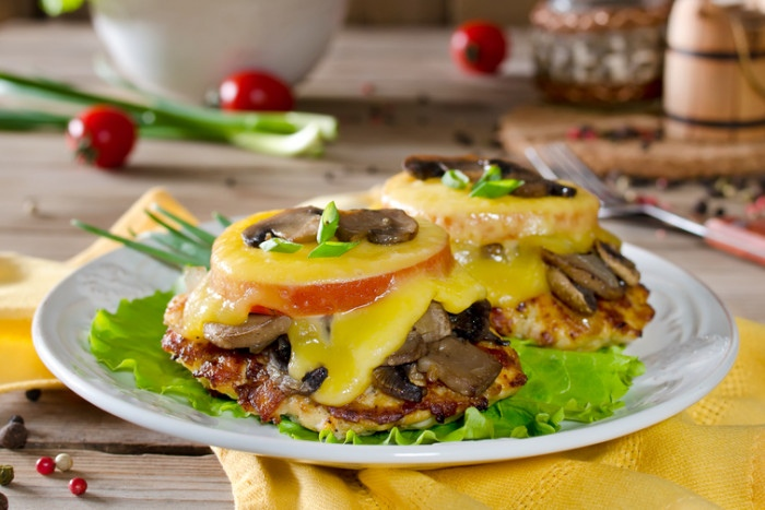 
Куриное филе с сыром. 
На 100 грамм - 103.3 ккал Б/Ж/У - 17.17/2.63/1.78

Ингредиенты: 
• Куриное филе - 300 г 
• Помидоры - 1 шт 
• Йогурт натуральный - 50 г 
• Сыр - 50 г 
• Петрушка - 5 г 
• Чеснок - 5 г 
• Соль, перец - по вкусу 

Приготовление: 
Куриное филе слегка отбить. Посолить, приправить специями. Положить филе в форму для запекания. Слегка смазать филе йогуртом. Помидоры порезать кружками, выложить на грудку. Слегка смазать йогуртом, посыпать мелко порезанной петрушкой. Добавить порезанный пластинками чеснок. Посыпать тертым сыром. Запекать при 180 градусах 35 минут. 