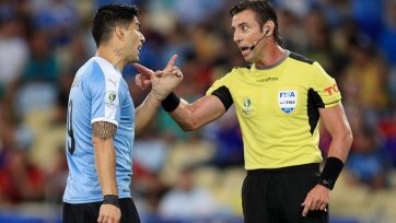 Форвард уругвайцев Луис Суареспрорвался к чужим воротам и оказался один на один с вратарем соперников Габриэлем Ариасом на углу штрафной.
