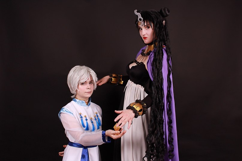 Мария справа