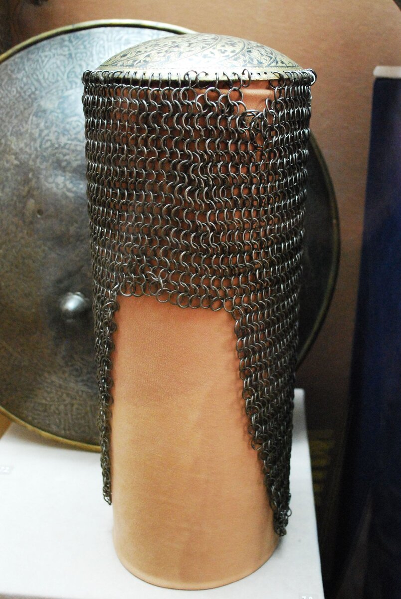 Мисюрка из музея-заповедника «Александровская Слобода».  Плетение бармицы - неплотное, и сквозь него вполне можно видеть. С другой стороны, без ОЧЕНЬ толстого подшлемника такая конструкция почти не дает защиты.