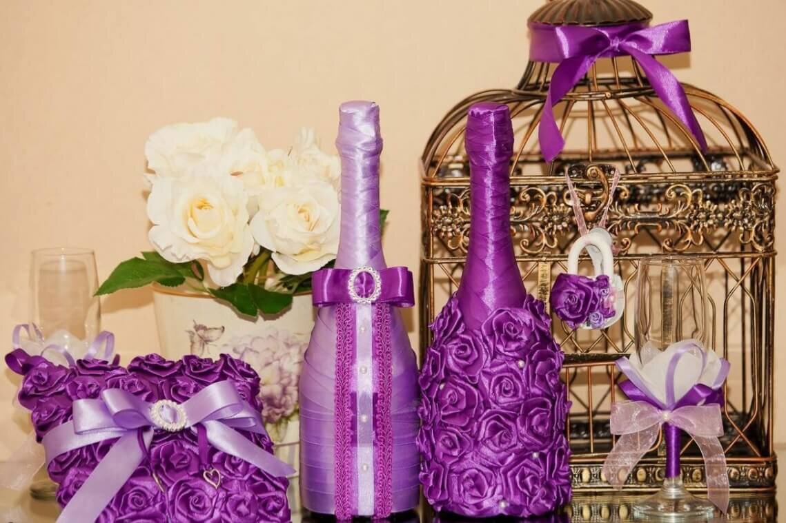 украшение бутылок цветами. декор на бутылку шампанского с живыми цветами. бутылки украшенные цветами. украсить бутылку шампанского. украшение бутылок цветами.