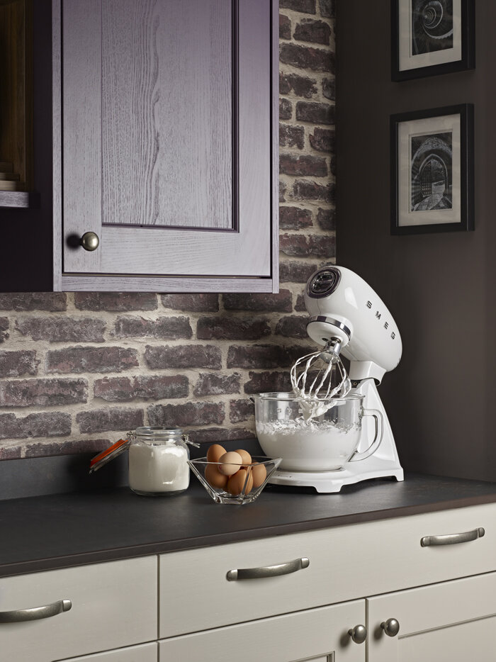 В коллекции легендарных планетарных миксеров Smeg пополнение: к внушительному ассортименту цветов добавился долгожданный SMF13WHEU, миксер белого цвета со стеклянной чашей!