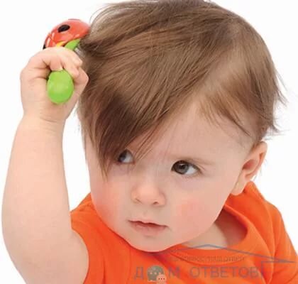 У ребенка выпадают волосы: причины и что делать?