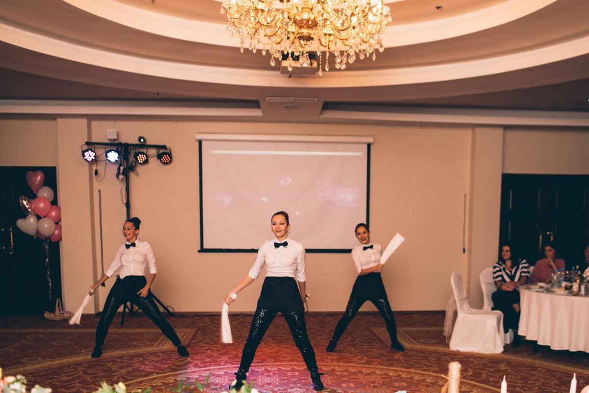 Официанты тоже зажигали !