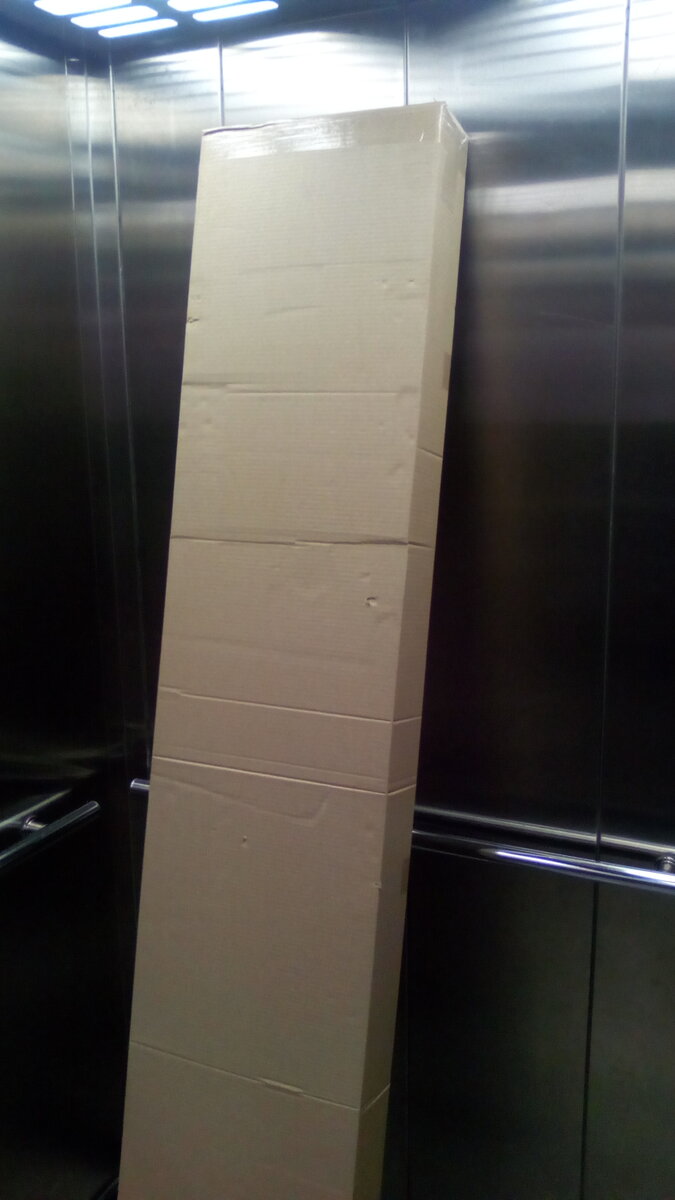 Транспортирую шкаф в лифту