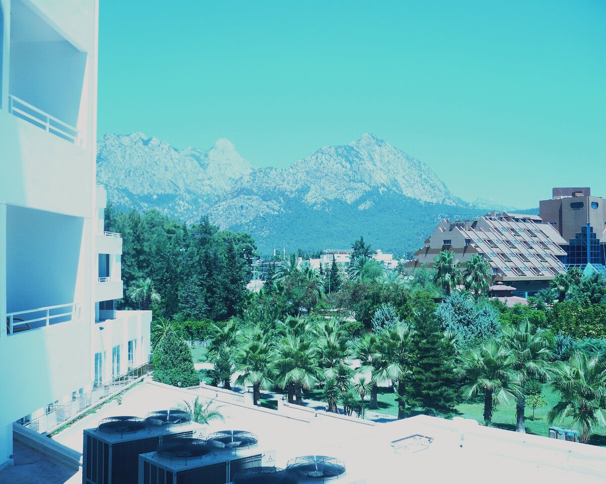 вид на горы из номера Comfort beach resort