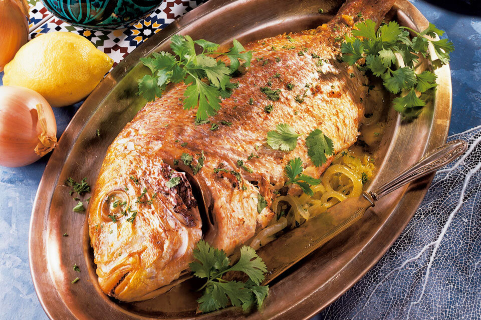 5. Смазываем фаршированного карпа майонезом (это для румяной корочки) и отправляем в разогретую духовку. Запекаем при 170 °С около 1 часа.
Фаршированный карп. Фото: GLOBAL LOOK PRESSТорт "Наполеон" (нежирный)Наша Крыса – невозможная сладкоежка! И чем больше на столе будет разных тортов и пирожных – тем сильнее вы ей угодите. Но если после новогодних праздников вы не хотите сами растолстеть как св…. простите, хозяйка наступающего года, готовьте свои сладости с оглядкой на калории.
Надо: