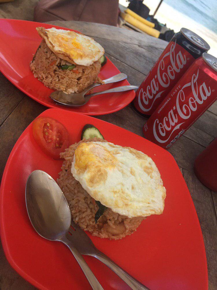 Наси горенг в варунге на пляже