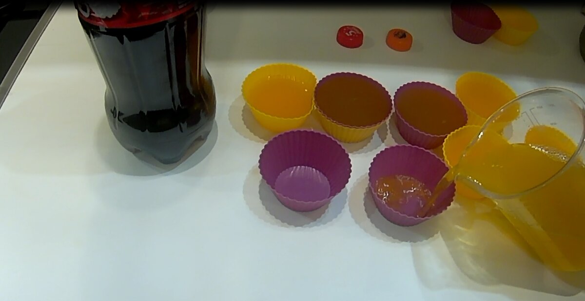 Фото сделано автором (разливаю фанту)