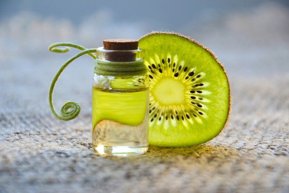 https://cdn.pixabay.com/photo/2018/01/10/13/47/essential-oil-3073901_960_720.jpg