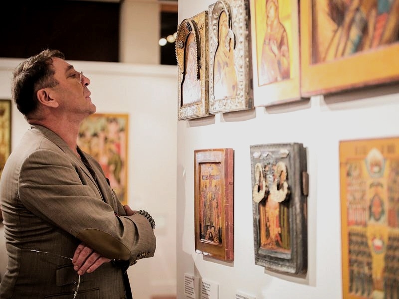 Григорий Лепс перед коллекцией икон. 