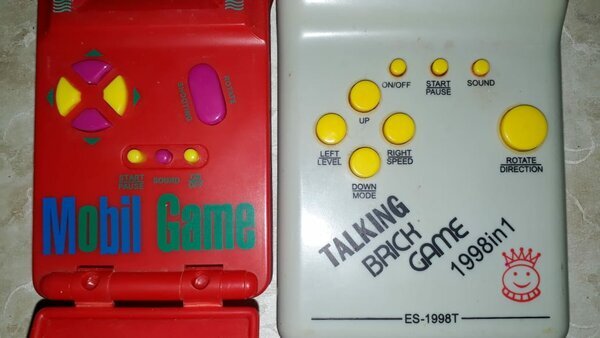 Кнопки могут располагаться по разному, но их количество и назначение одинаковы.