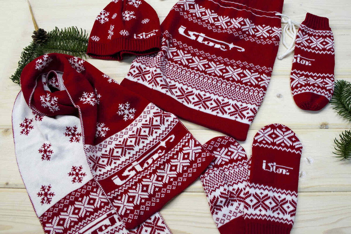 еловые ветви шапка. новогодняя шапка и варежки. шапка и шарф новогодние. новогодняя шапка на столе. комплект новогодний шапка шарф варежки.