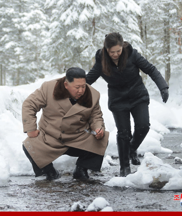 Ким Чен Ын с супругой Ли Соль Чжу