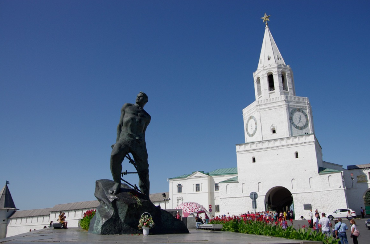 Республика татарстан памятники. Казань Кремль Муса Джалиль. Памятник Мусы Джалиля в Казани. Памятник Мусы Джалиля и Спасская башня в Казани. Памятник Мусе Джалилю в Казани.