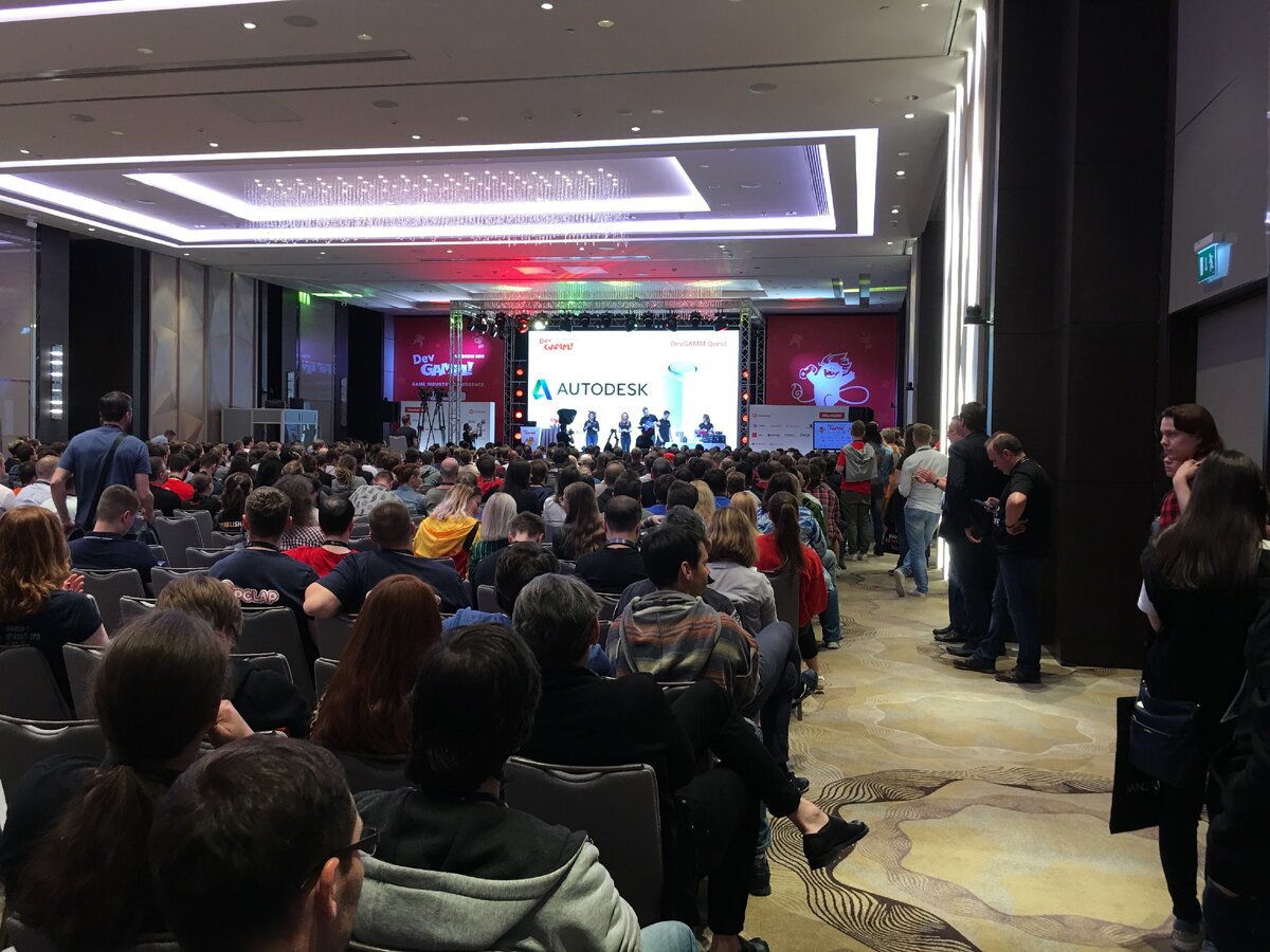 DevGAMM Moscow 19. Справа у стены за мужчиной с мобильником стояли Рэнди Питчфорд и Ричард Грей)