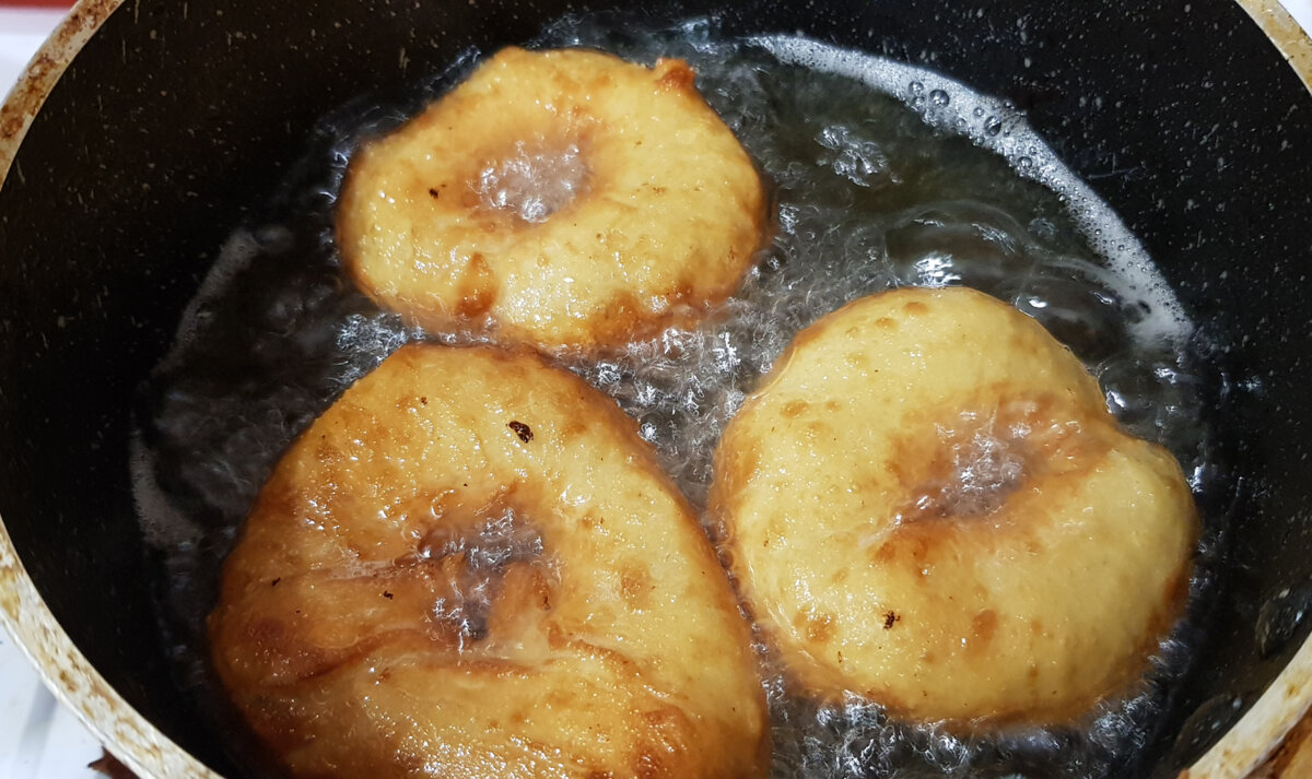 Жарятся в масле, всё жирное, калорийное