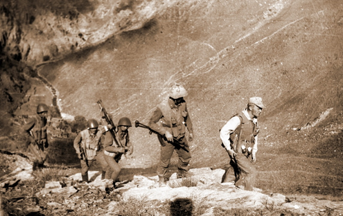 Подразделение на марше в горах