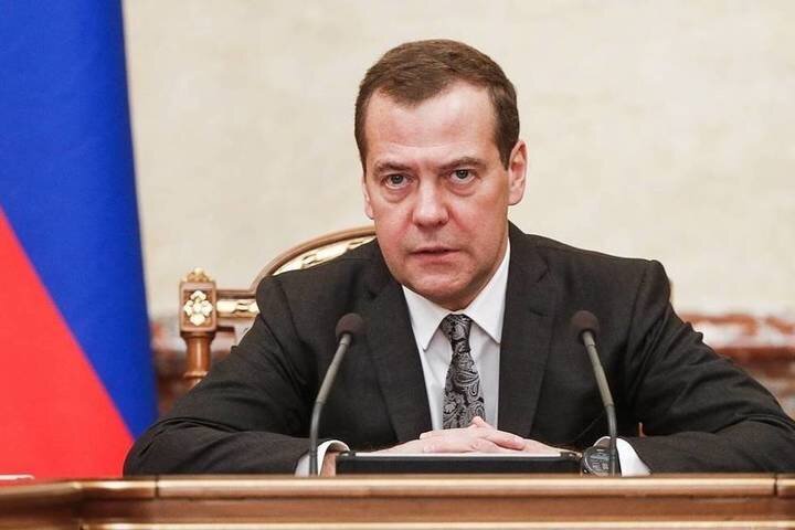 Предыдущий премьер министр России - Дмитрий Медведев