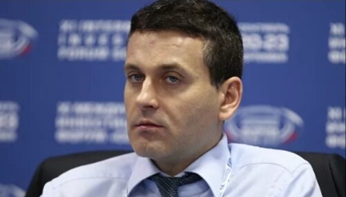 МОСКВА, 12 дек — РИА Новости. Следствие предъявило обвинение сенатору Константину Цыбко по делу о хищении более 22 миллионов рублей из бюджета города Озерска, сообщил РИА Новости его адвокат Игорь Трунов.
"Сегодня Цыбко предъявлены обвинения в совершении преступления", — сказал защитник.

Как сообщалось, следствие вменяет Цыбко получение 18 миллионов рублей за помощь в назначении местного жителя на пост главы Озерска.

В конце июня Совет Федерации снял по представлению Генпрокуратуры парламентскую неприкосновенность с Цыбко и решил следить за соблюдением его прав в ходе расследования уголовного дела.