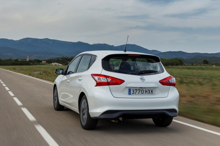 Nissan Tiida в белом цвете