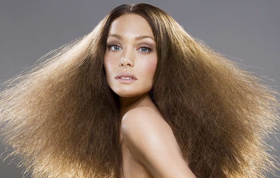 Секущиеся  кончики волос  являются одной из самых неприятных проблем, от которых страдают многие женщины. Обычно это заставляет вас подстричься, чтобы удалить секущиеся волосы и освежить их.