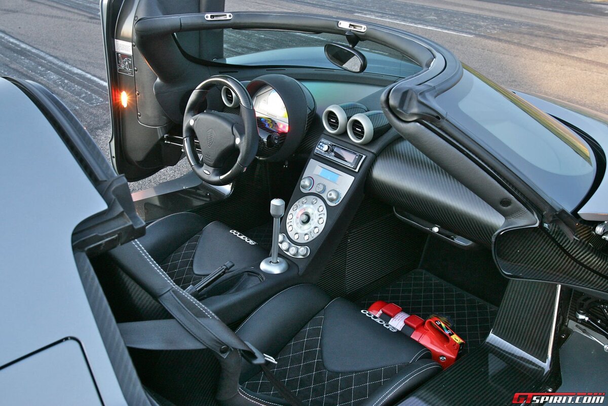 Машина Koenigsegg CCXR Trevita