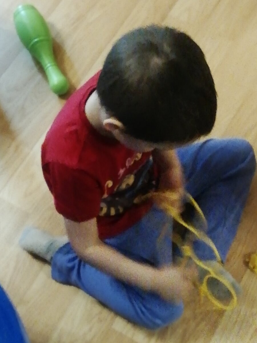 Высокий, в меру упитанный, в общем, очень даже красивый мальчик, думаю, мог быть душой любой компании, если бы не РАС. 