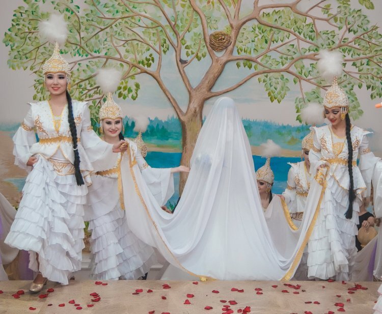 Свадьба у казахов. Казахская традиция кыз узату. Казахские Свадебные обряды. Традиционная казахская свадьба. Казахская свадьба обычаи.