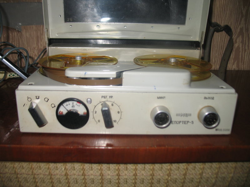 Панель управления, индикатор, гнезда DIN для подключения внешних устройств