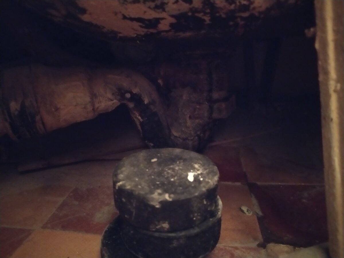 Старый чугунный сифон ванны, весит наверно 3-4 кг.