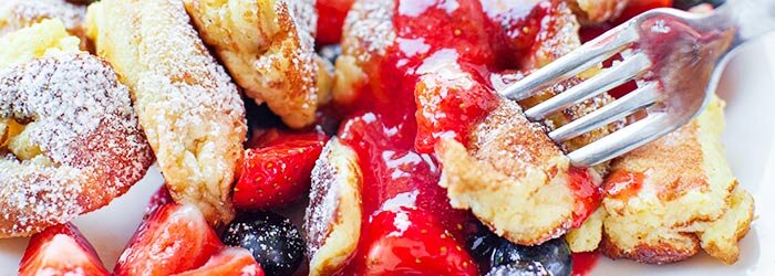 Царский омлет с черникой и клубничным муссом