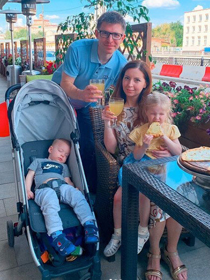 Катя успокаивает себя тем, что супруг умер не в ее день рождения