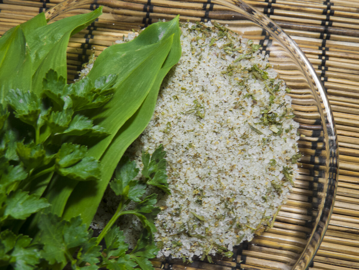 Главный ингредиент адыгейской соли - измельченный чеснок.