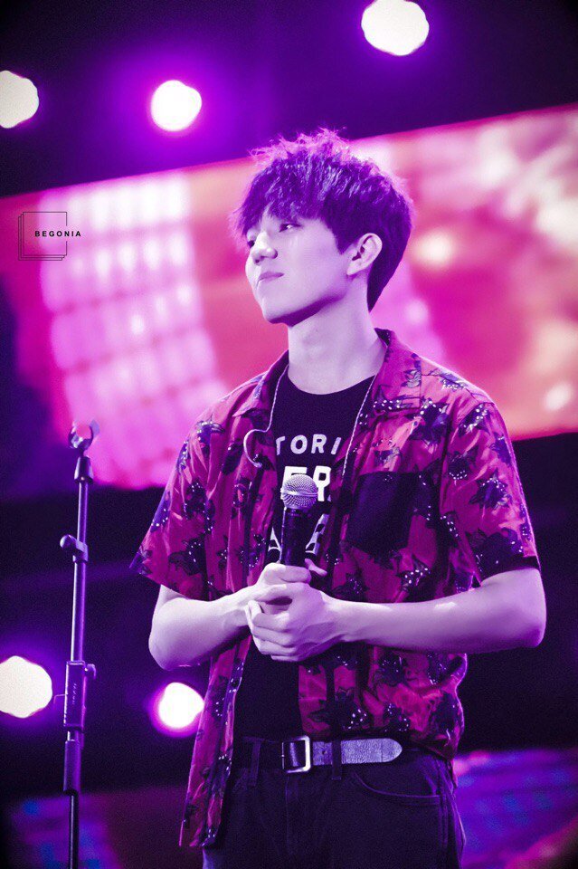 Молодой человек, красный цвет вам так к лицу