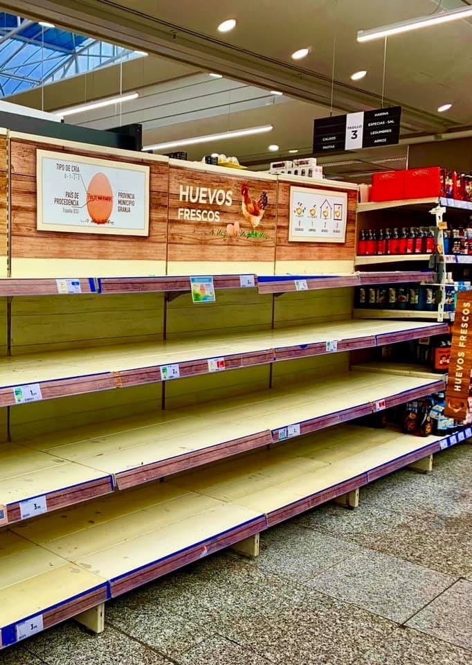 Пустые полки в магазинах