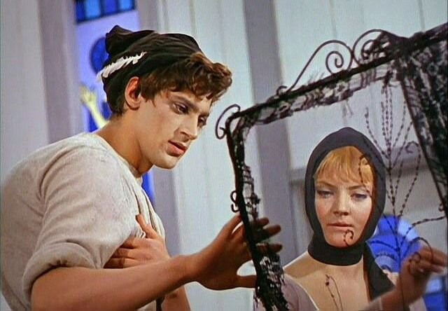 Мы наблюдаем красивого, сытого, благородного ...дворника. Скриншот. Источник - YouTube.