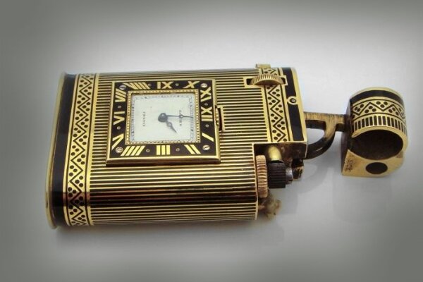 Зажигалка - часы  Cartier Paris, 1930-е, корпус - золото, горячая эмаль. Аукционная вещь, Sotheby's, London, официальный сайт - www.sothebys.com
