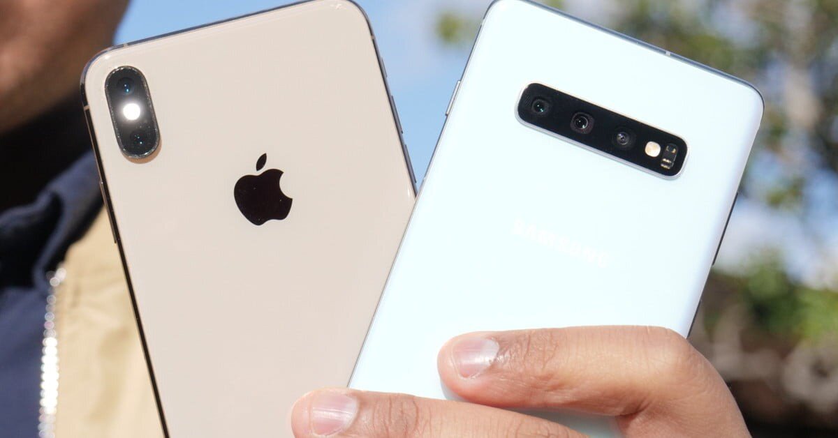 на фото: iPhone X и Samsung Galaxy S10