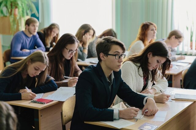 Школьники пишут экзамен  во время пандемии.