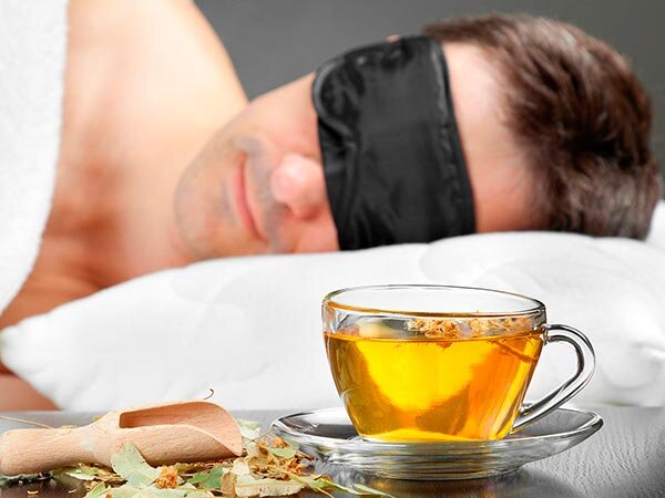 1. Ромашковый чай. Ромашковый чай отлично подходит для тех, кто не любит молочные напитки. Выпейте несладкий ромашковый чай за полчаса до сна, и вы будете спать, как ребенок.
⠀
2. Какао.
Впервые горький напиток из тертых какао-бобов, воды и специй употребляла цивилизация майя. Неизвестно пили они какао перед сном или нет, но с уверенностью можно сказать, что это один из лучших напитков для хорошего сна.
⠀
3. Теплое молоко.
Теплое молоко – отличное снотворное. Молоко содержит аминокислоту триптофан и кальций, который помогает ее усваивать. Триптофан же является предшественником серотонина, а он в свою очередь успокаивающе действует на организм.
⠀
4. Мятный чай
Он поможет успокоиться и расслабиться. Также мятный чай хорошо помогает при тошноте. Такой чай не только полезный, но и очень вкусный!
⠀
5. Горячий шоколад
Очень часто горячий шоколад путают с какао, однако, горячий шоколад намного гуще какао, поскольку он содержит какао-масло и какао-порошок и готовится на сливках или молоке. Горячий шоколад – один из самых вкусных напитков для хорошего сна.