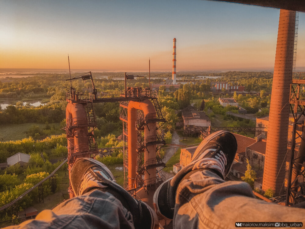 Поднялся на доменную печь металлургического завода. При СССР работала, а сейчас - это груда металла