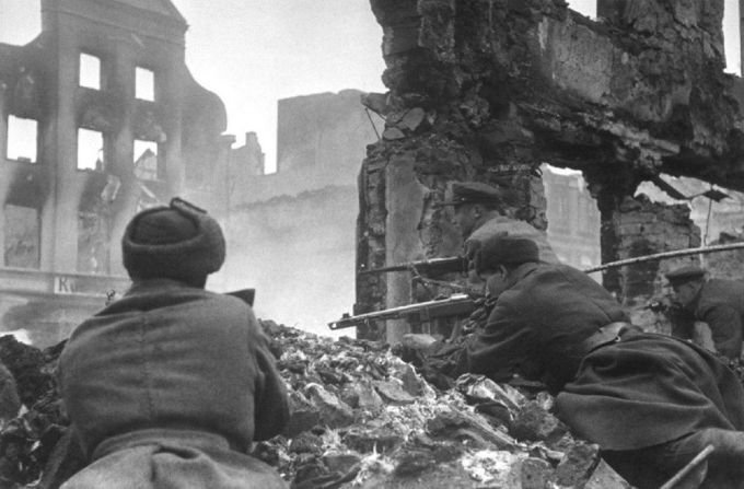 Советские автоматчики ведут уличный бой. Восточная Европа, 1945 г. Фото: waralbum.ru