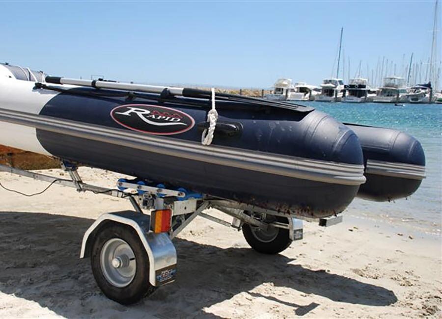 Складной прицеп Bulldog рассчитан на перевозку лодок с жестким и мягким корпусом длиной до 4,3 м со скоростью до 100 км/ч и максимальную загрузку до 350 кг. 