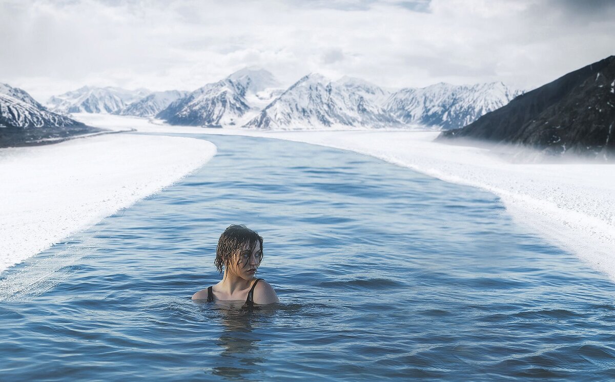 Купание в проруби на крещение 2021. Люди купаются зимой фьорды. Русские купаются в ледяной воде. Моржи закаливание. Купаться в ледяной во сне.