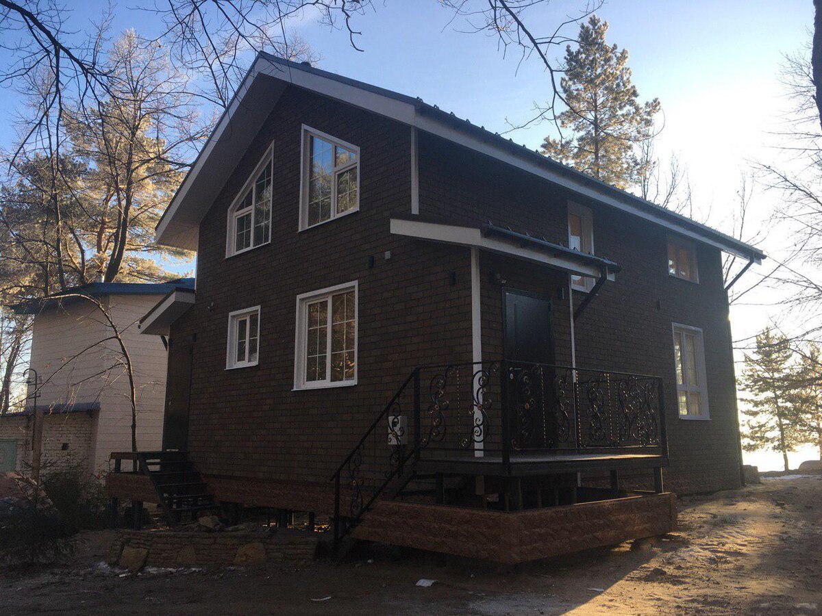 Вид дома с главного входа